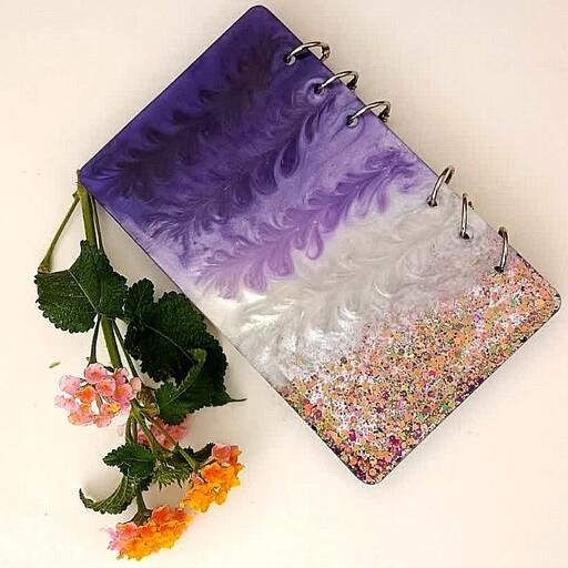 دفترچه رزینی ساخته شده با رزین مرغوب در سایز 18 در 11 همراه با حلقه فلزی طلایی و نقره ای